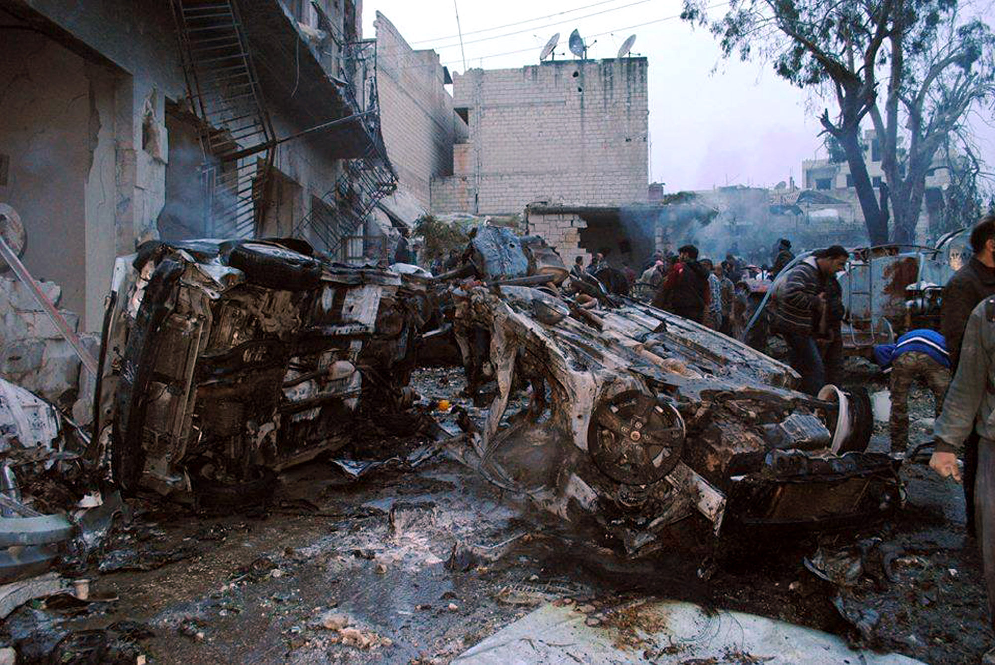 Syrian army advancing on rebel town near Lebanon