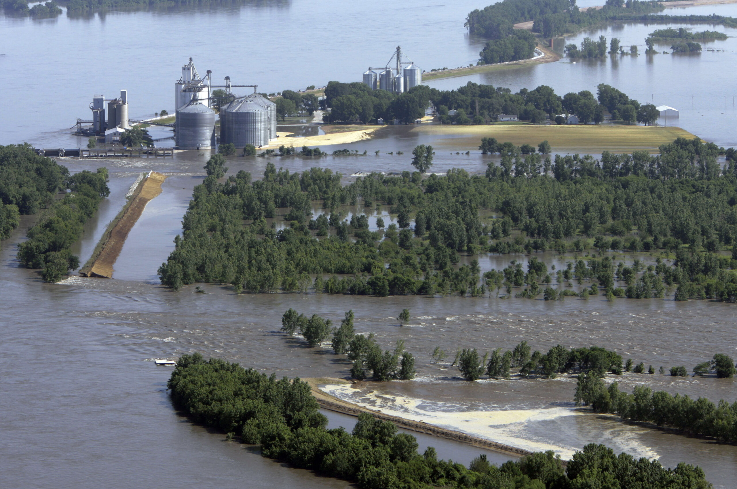 Flood insurance rate spikes to ripple across Ill.