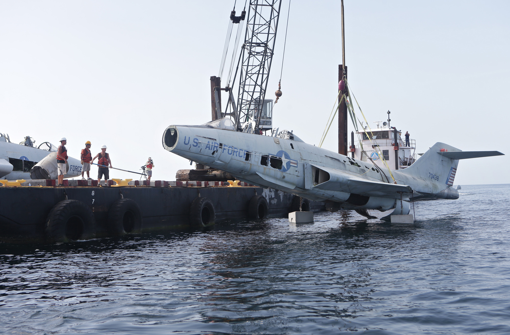 A lure for divers: Fighter jets as artificial reef