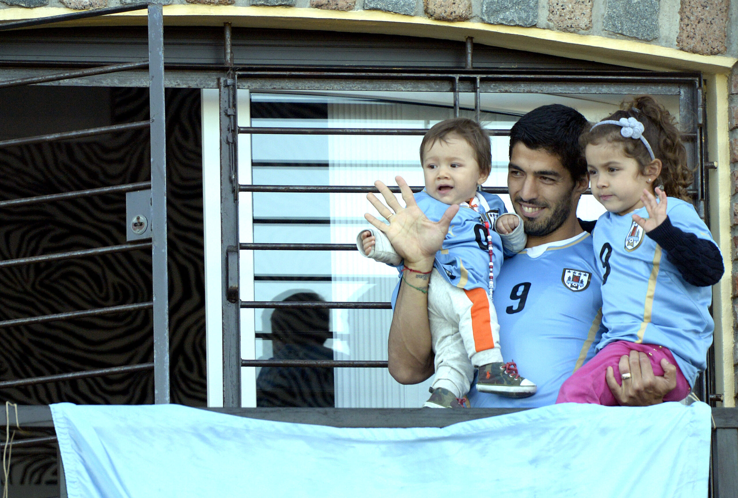 Suarez apologizes for biting opponent at World Cup