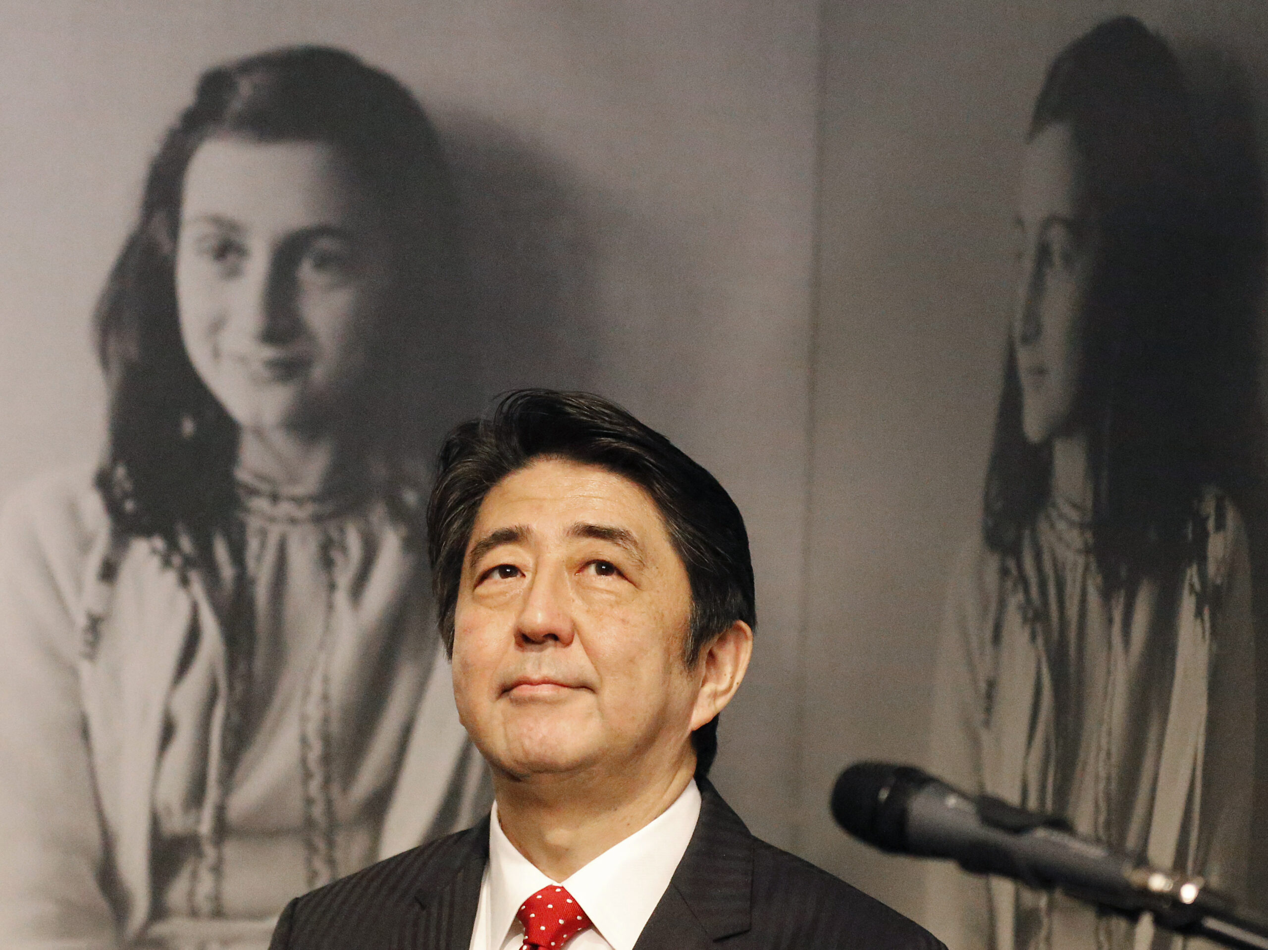 Japan prime minister Abe visits Anne Frank House