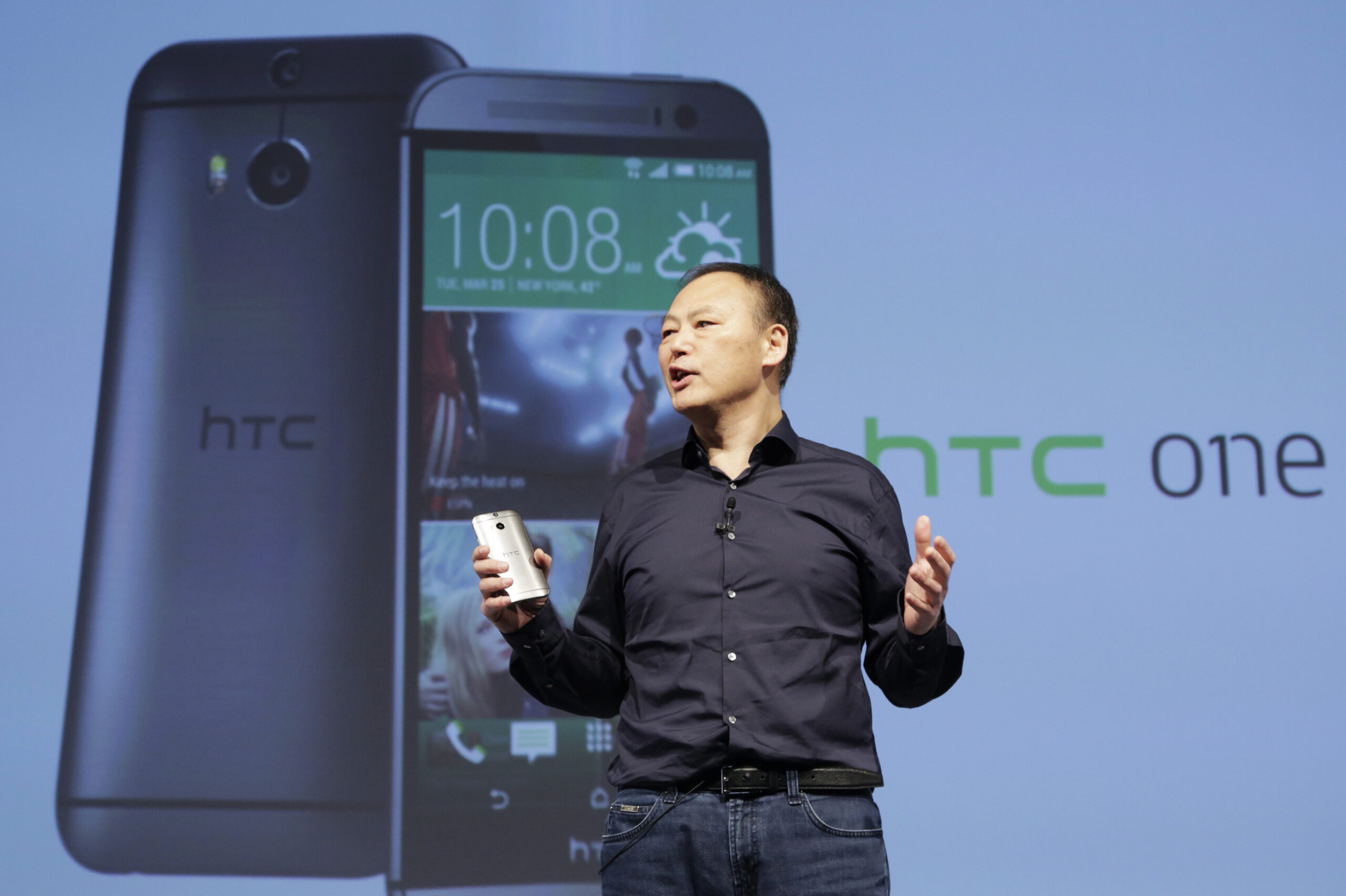 HTC updates One phone, emphasizes metal design