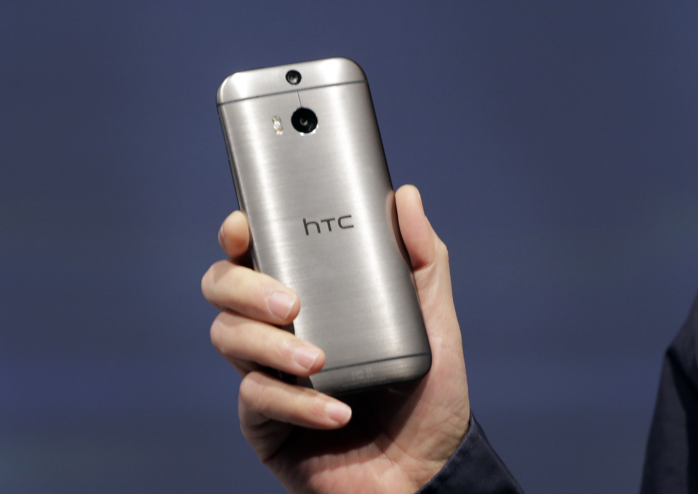 Review: Updated HTC One phone worth considering