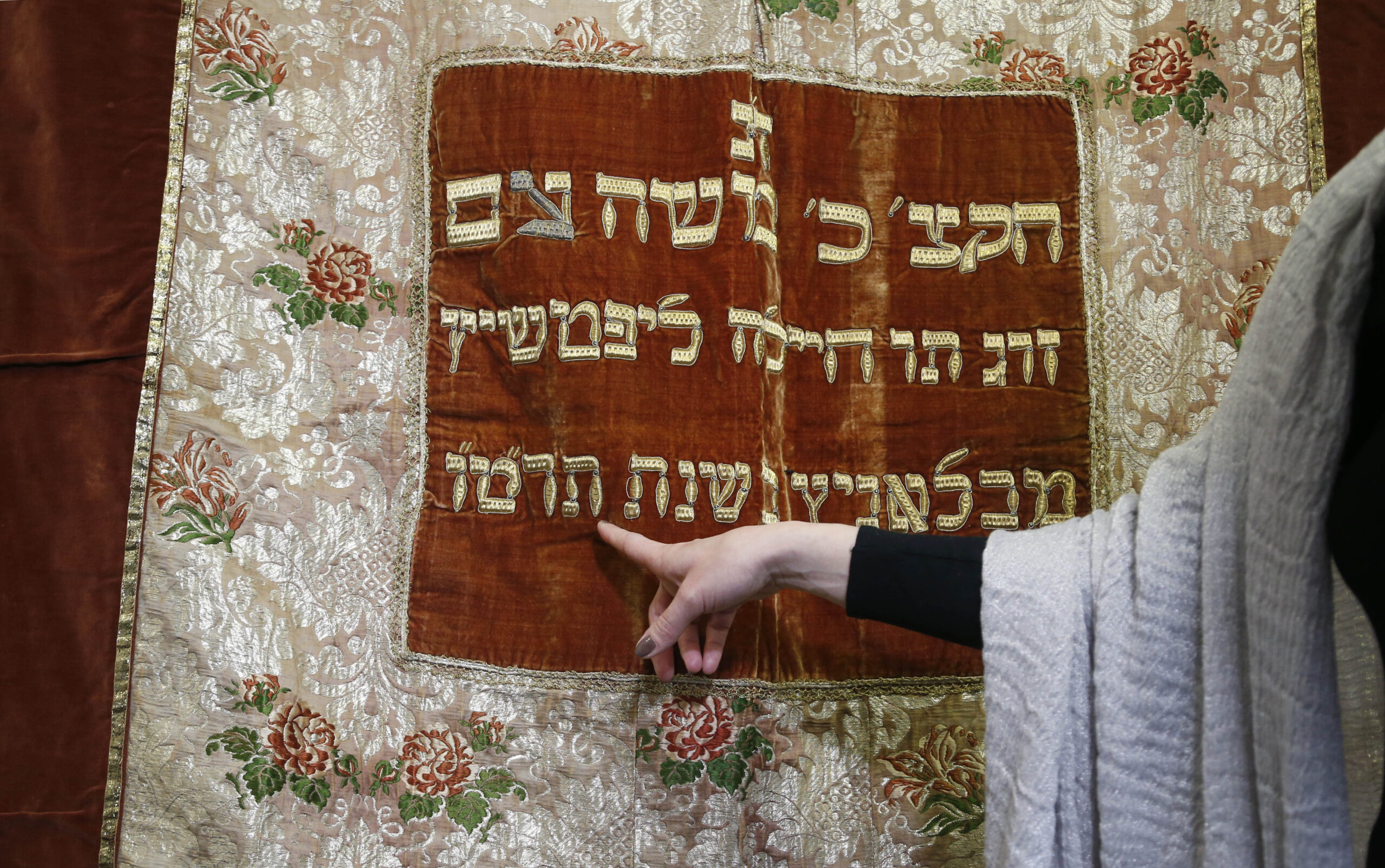 Stolen synagogue textile returns to Prague from US