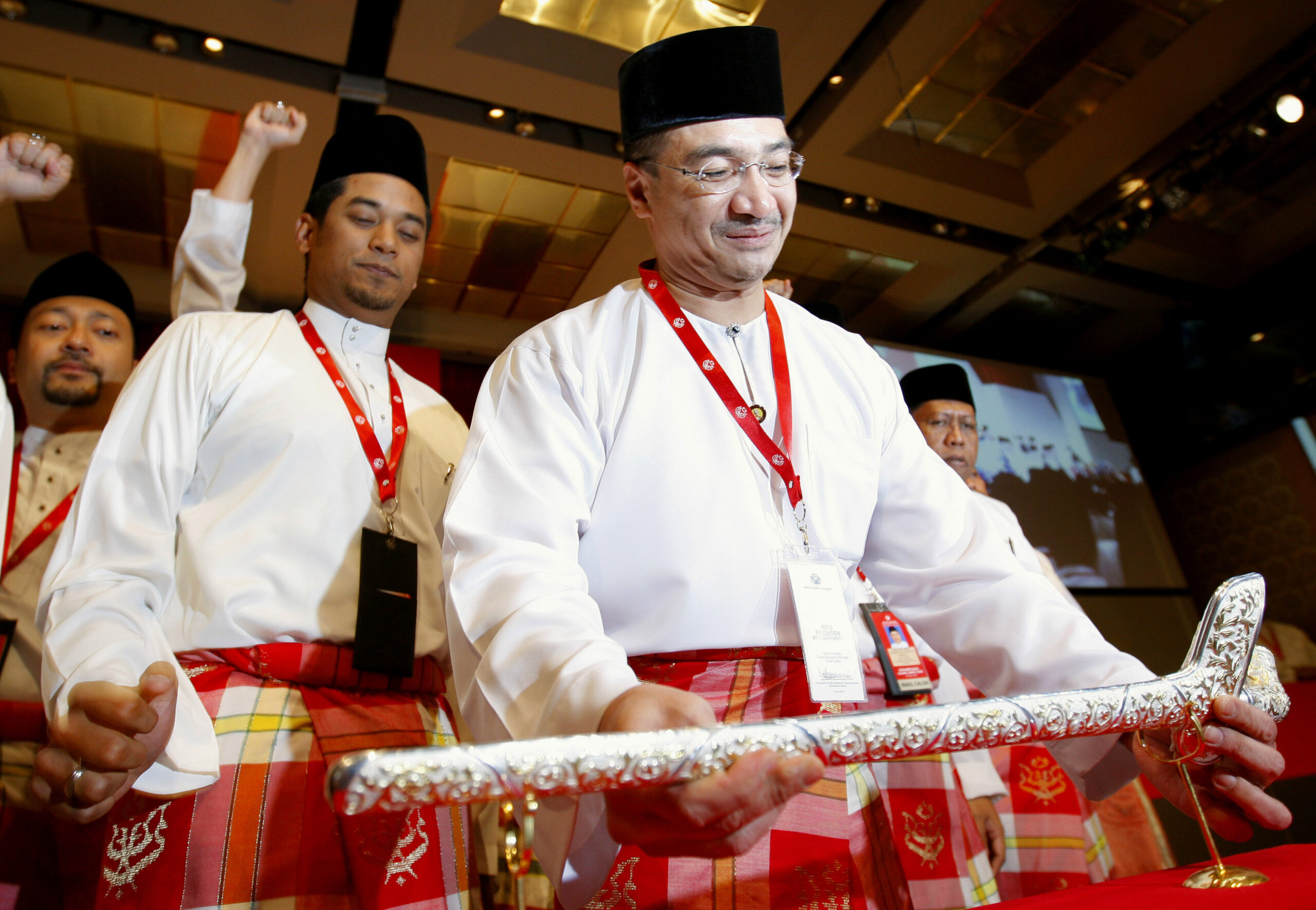 Plane search puts Malaysian minister on defensive