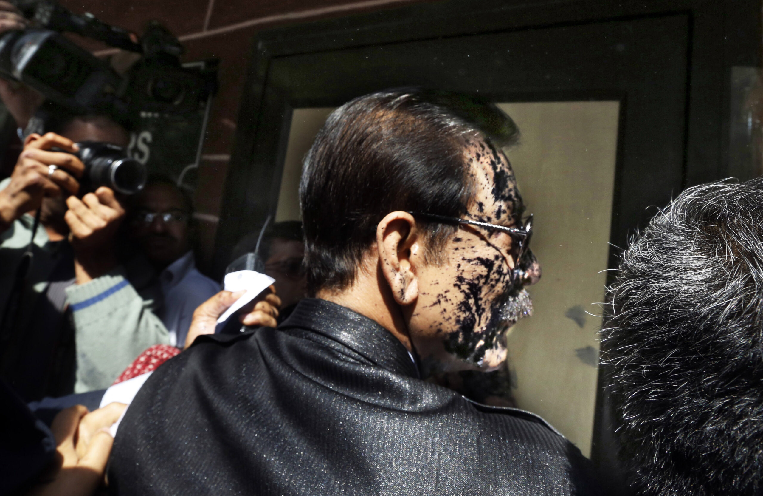 Ink thrown at Indian tycoon accused of fraud