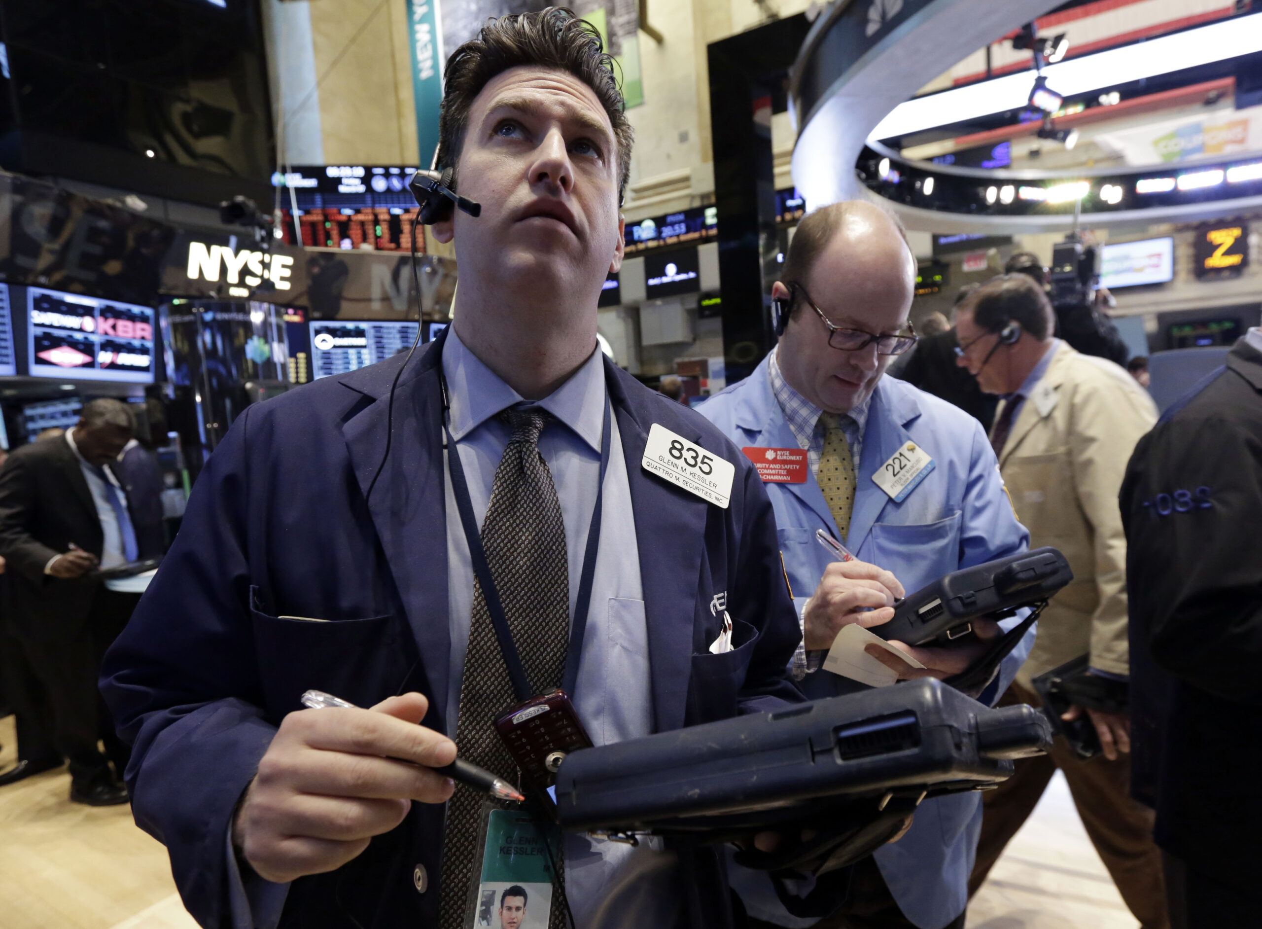 US stocks end slightly lower for a second day