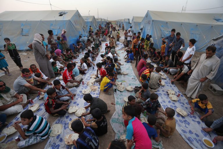 Tempers fray as displaced Iraqis break Muslim fast