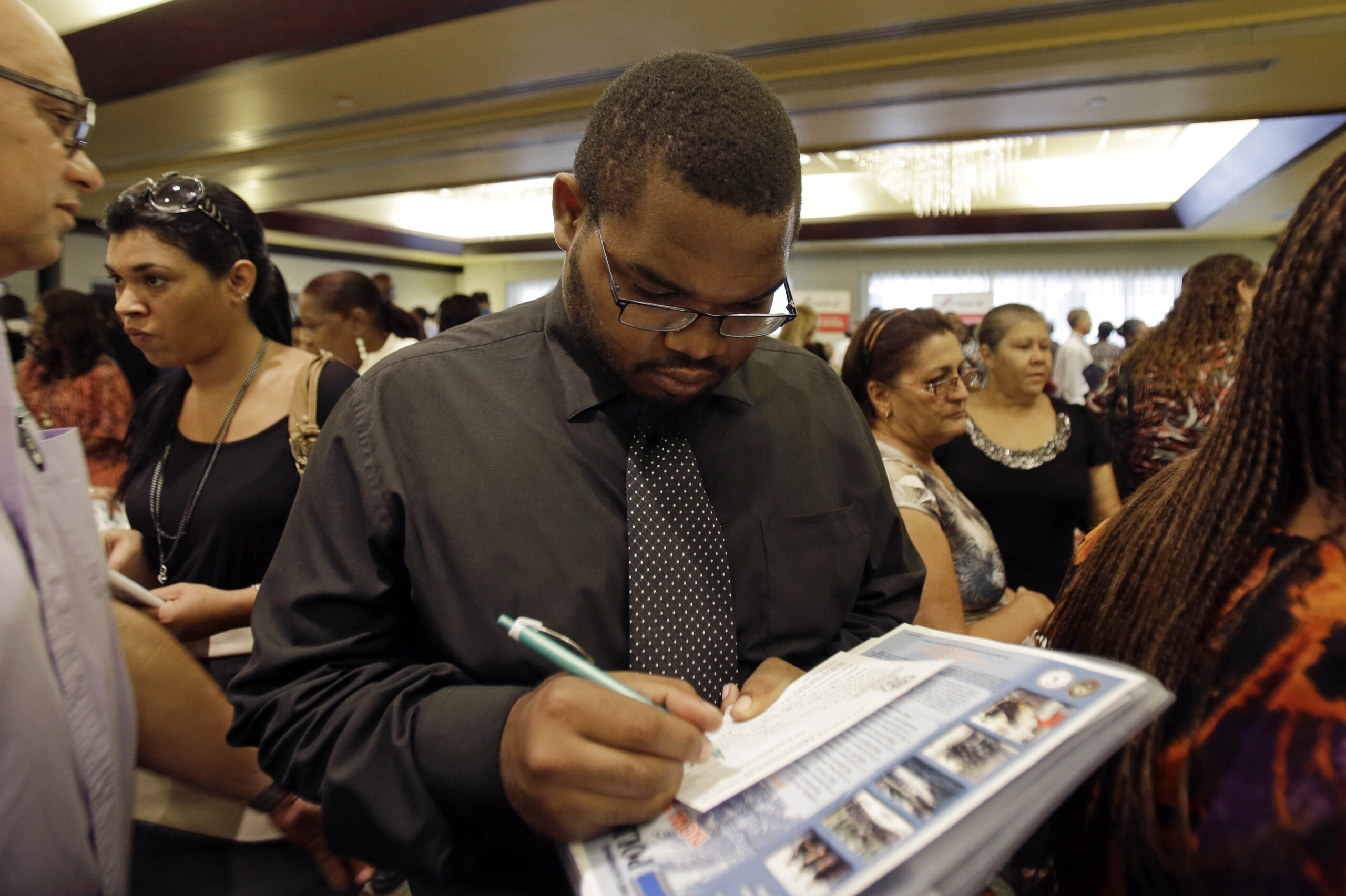 US unemployment benefit applications rise to 309K