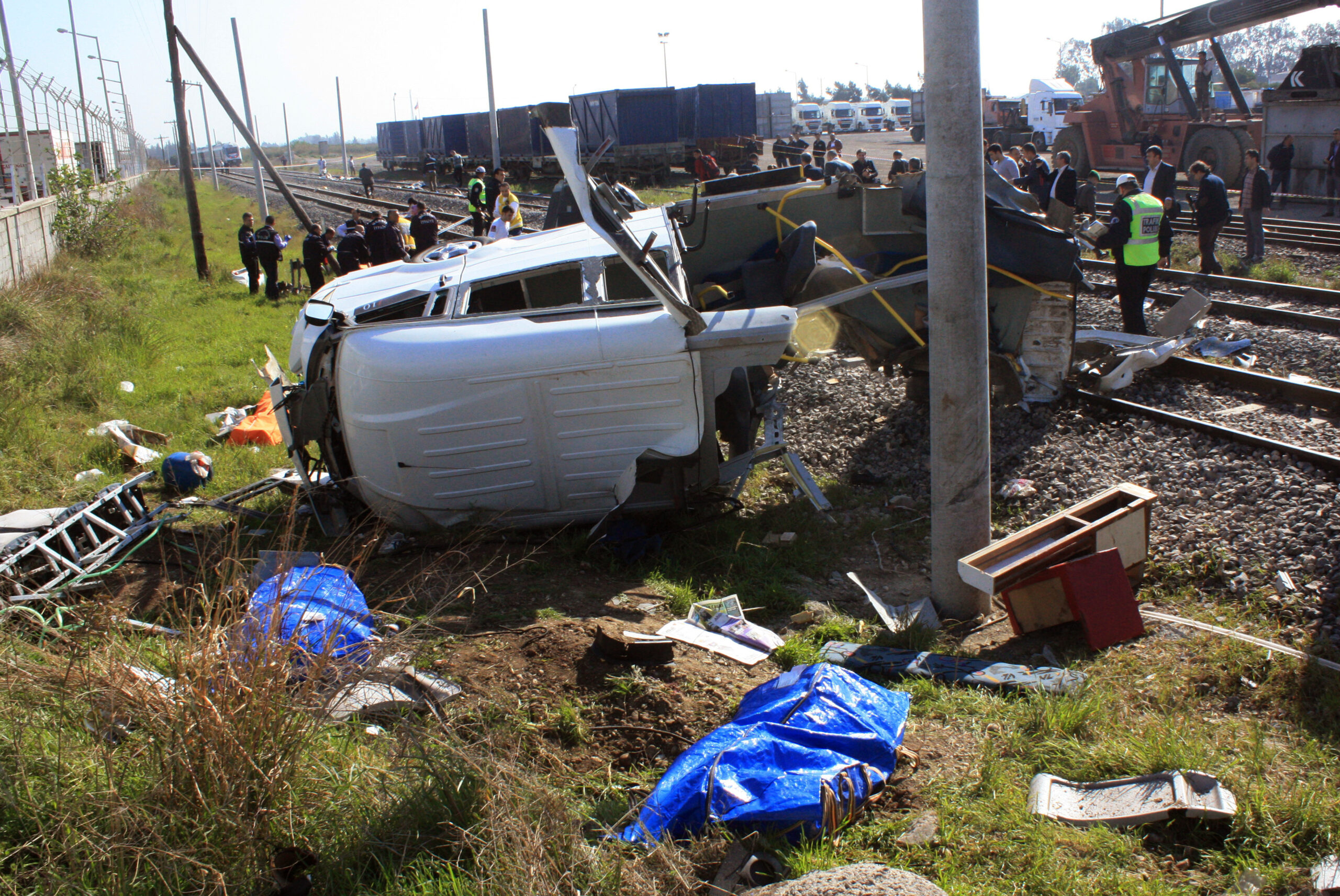 10 dead after train crashes into minibus in Turkey