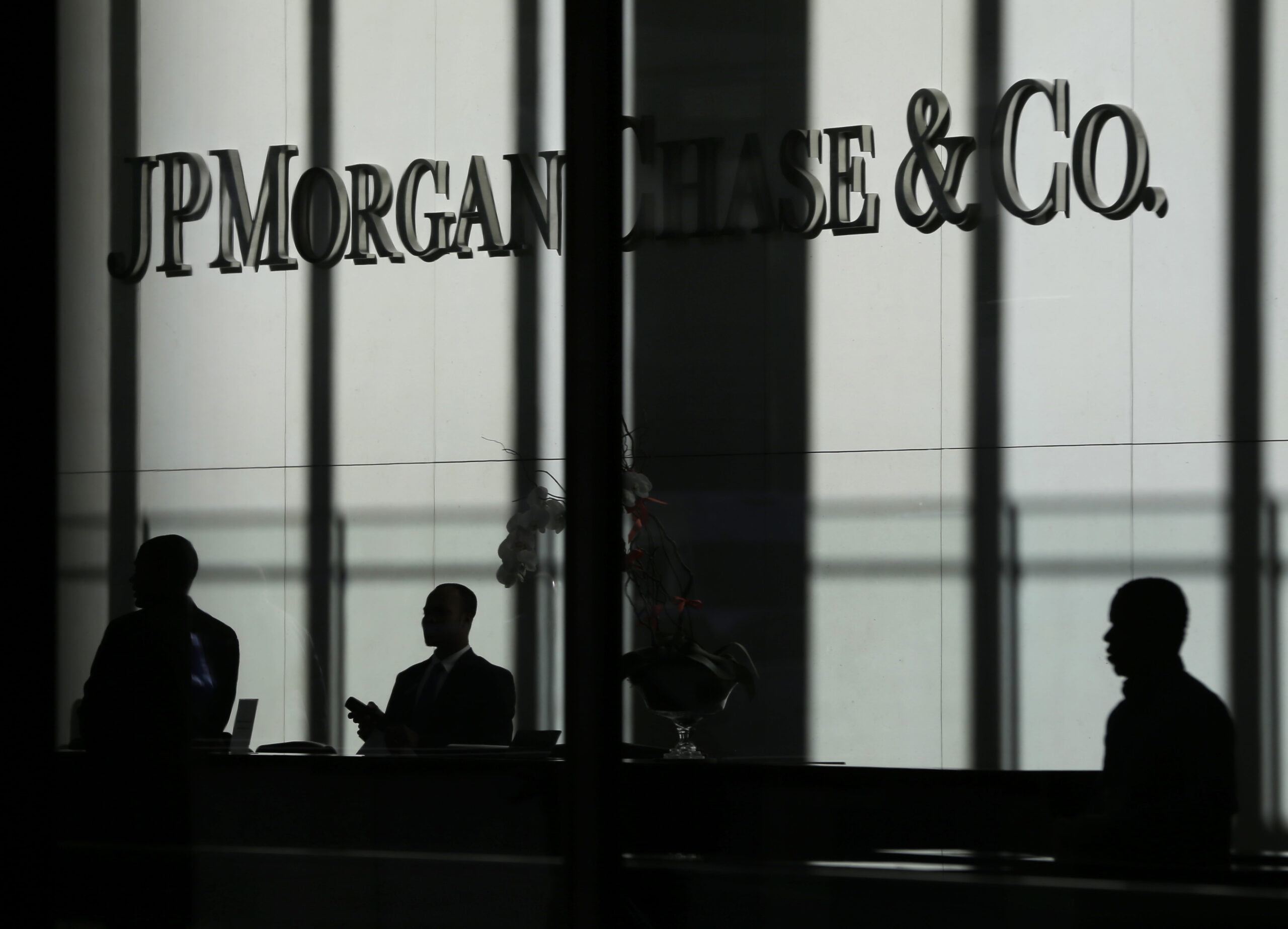 Citing Trump administration, Warren and McCain pitch new Glass-Steagall