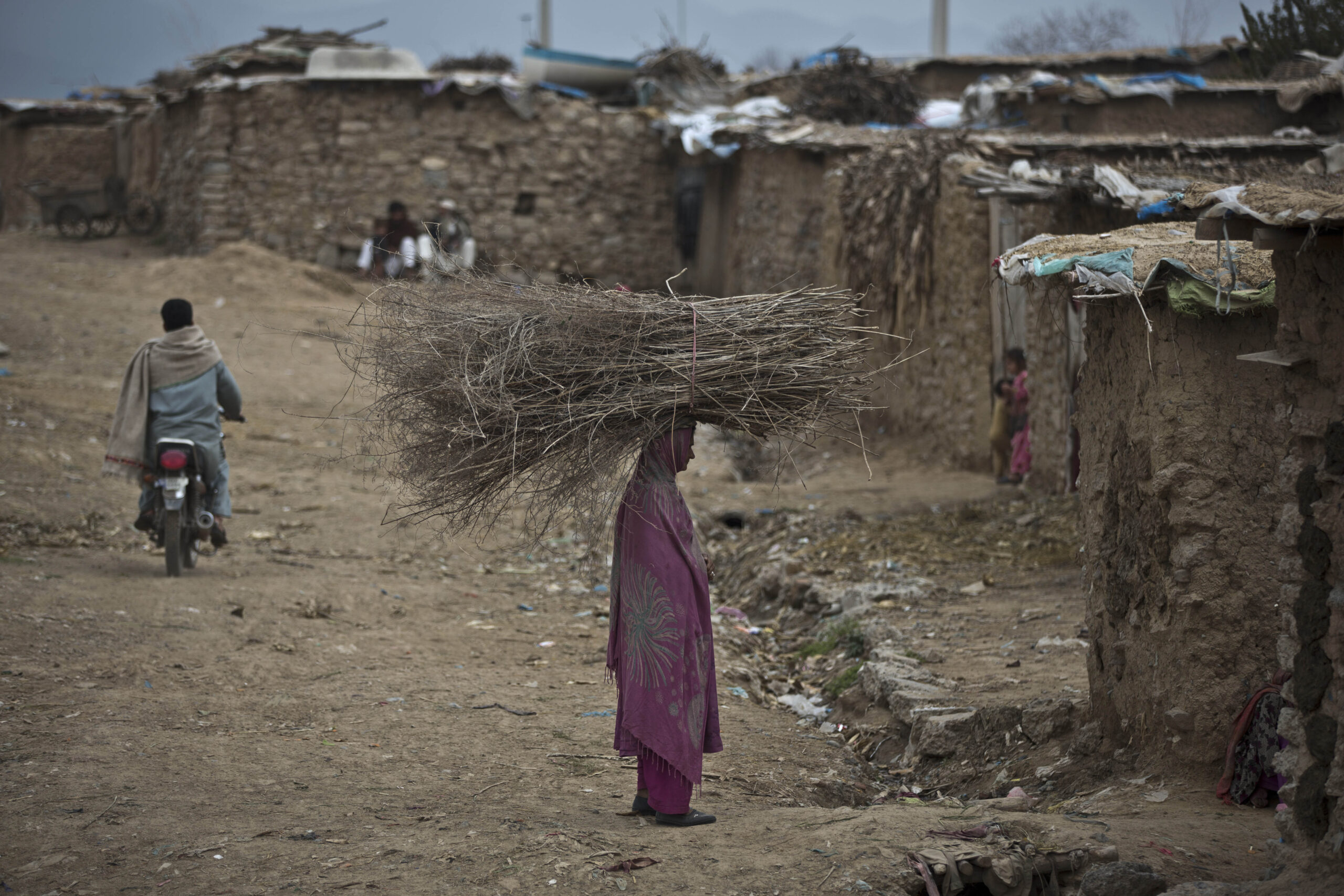 Pakistani officials hold direct talks with Taliban