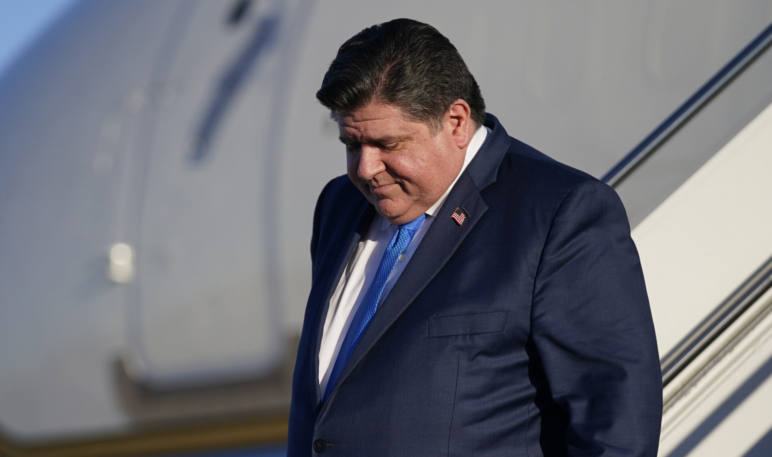 Pritzker blasts Abbott for sending illegal immigrants to cold Chicago despite dwindling resources