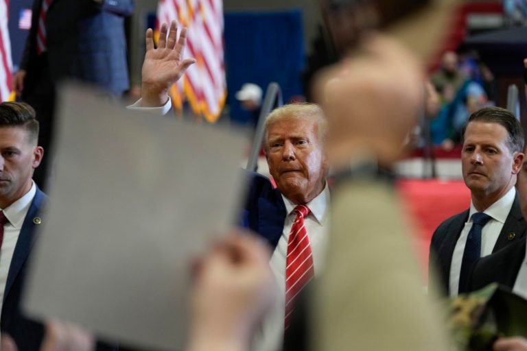 Trump’s presidential trimmings help and hinder him on campaign trail