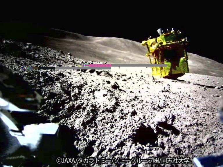 Japanese lunar lander wakes up after rough landing keeps it in the dark
