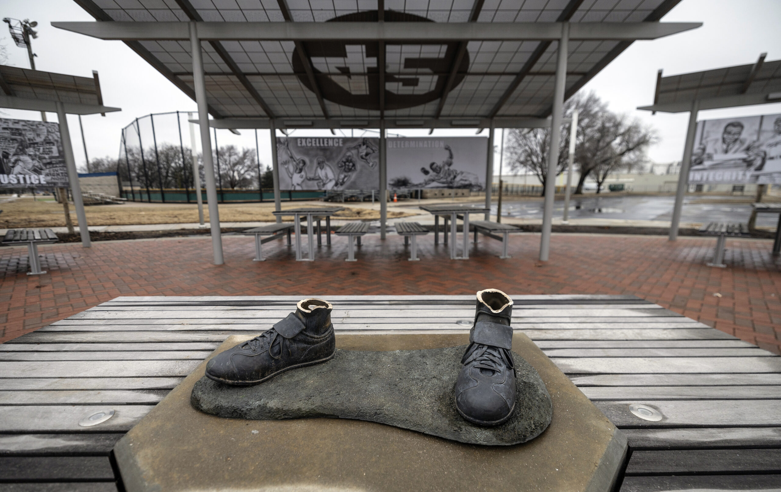 Thieves steal Jackie Robinson statue from Kansas park