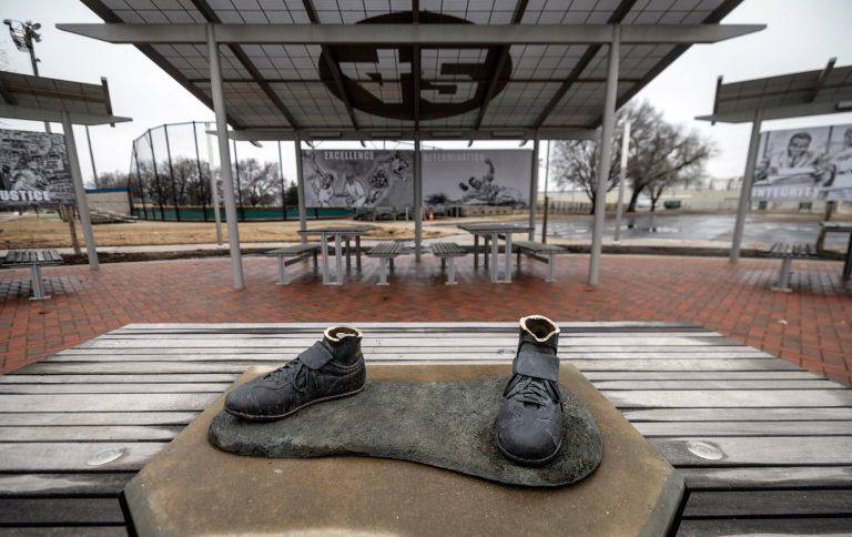 Thieves steal Jackie Robinson statue from Kansas park
