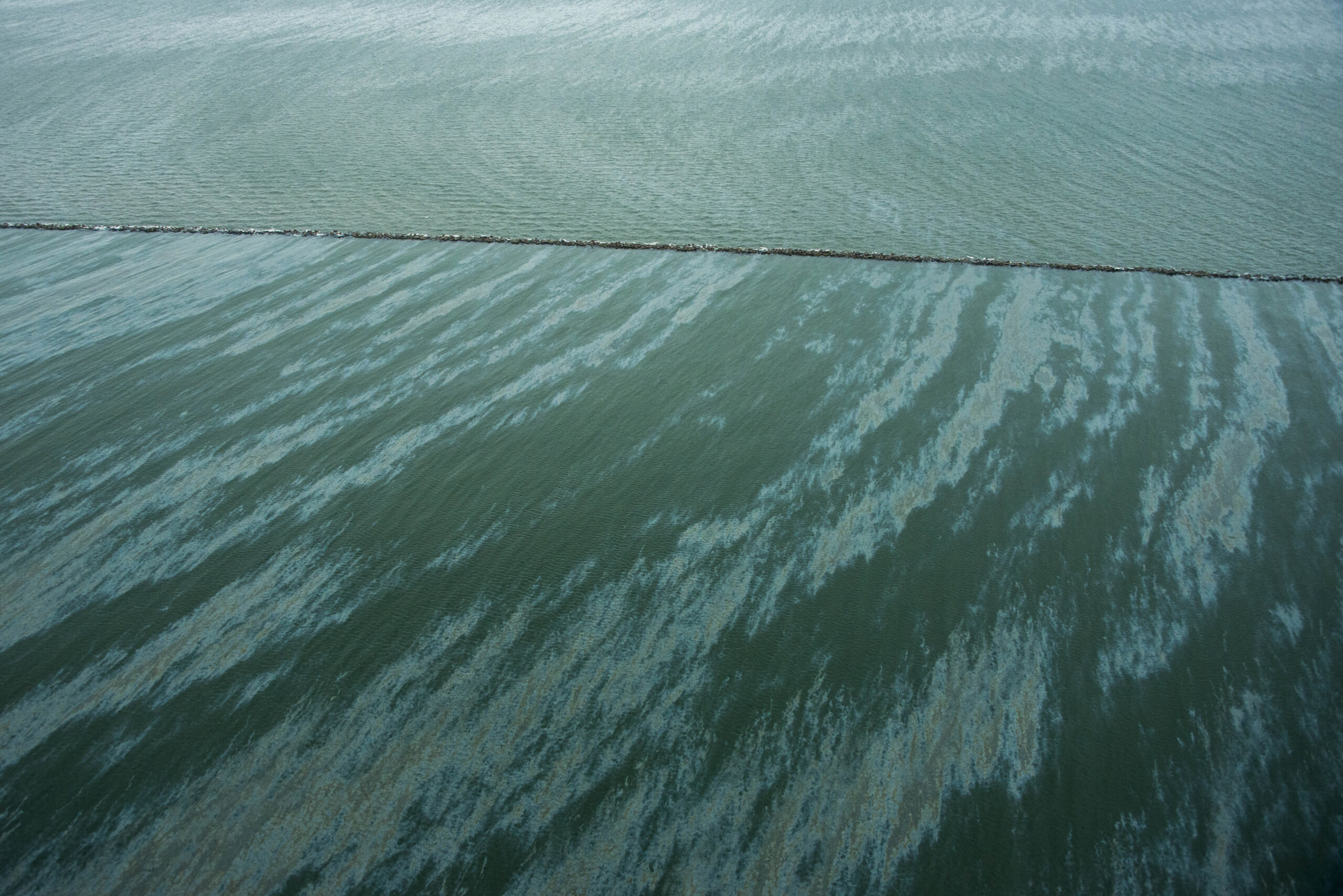 ‘Significant’ oil spill closes US ship channel