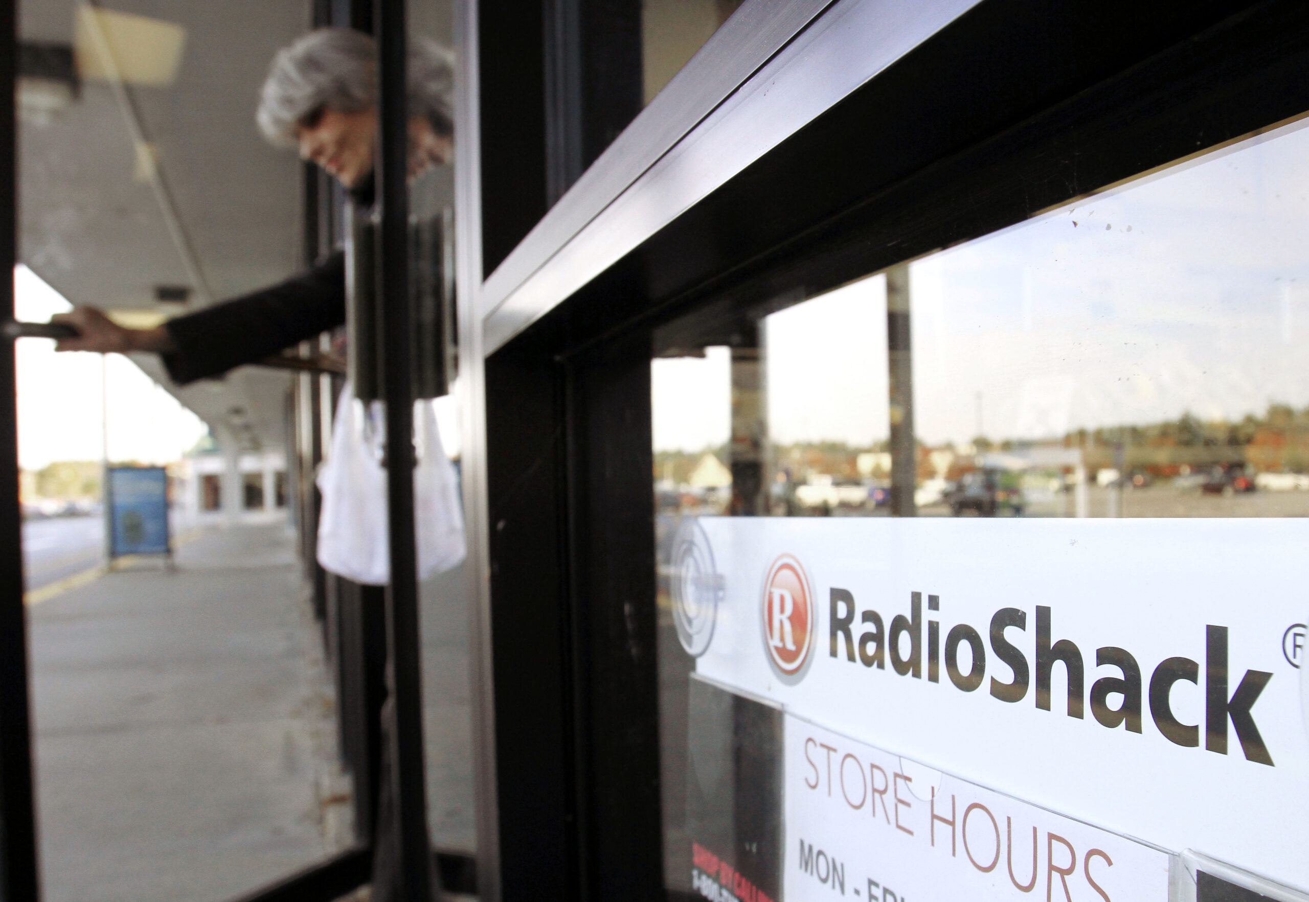 RadioShack closing 1,100 stores as troubles grow