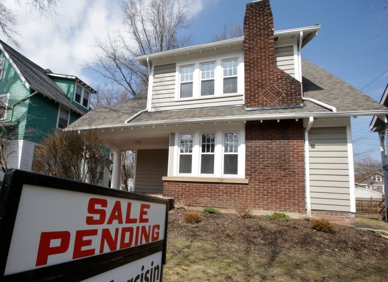 Contracts to buy US homes fell in February