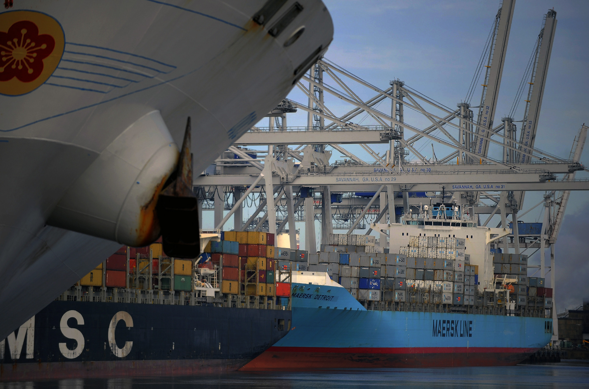 US trade deficit rose to $39.1 billion in January