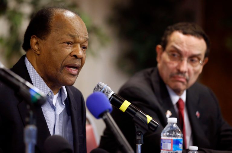 Marion Barry endorses DC mayor amid federal probe