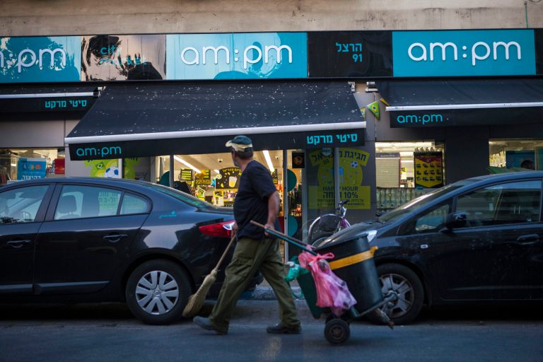 Israeli official closes Tel Aviv shops on Sabbath