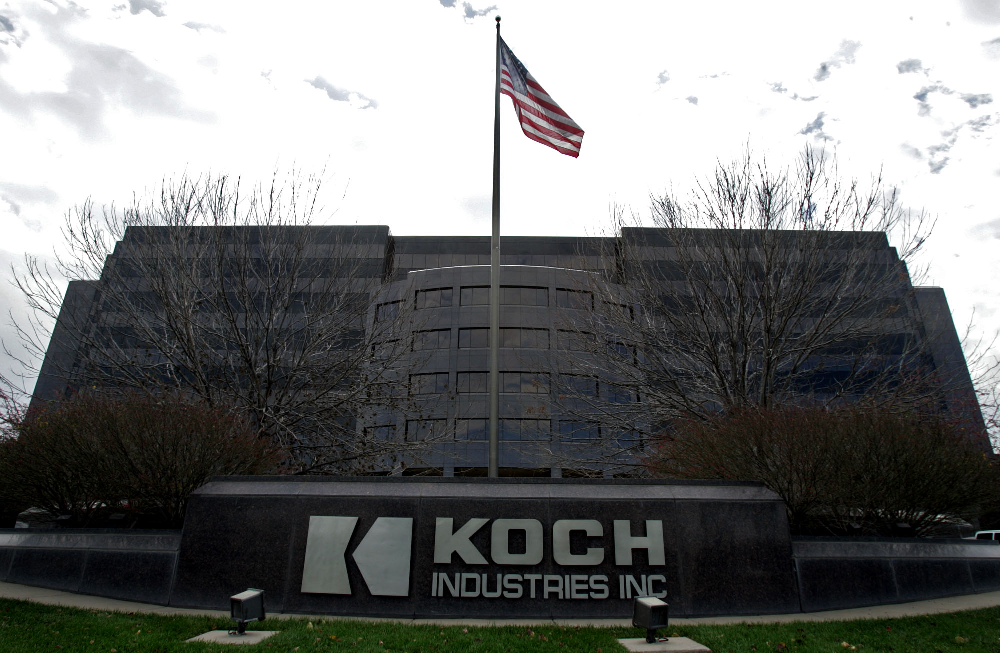 Brothers yes, but Charles and David Koch are not ‘brainless robots’