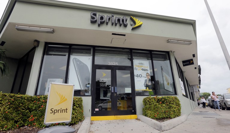 Sprint’s profit rises despite drop in wireless customers