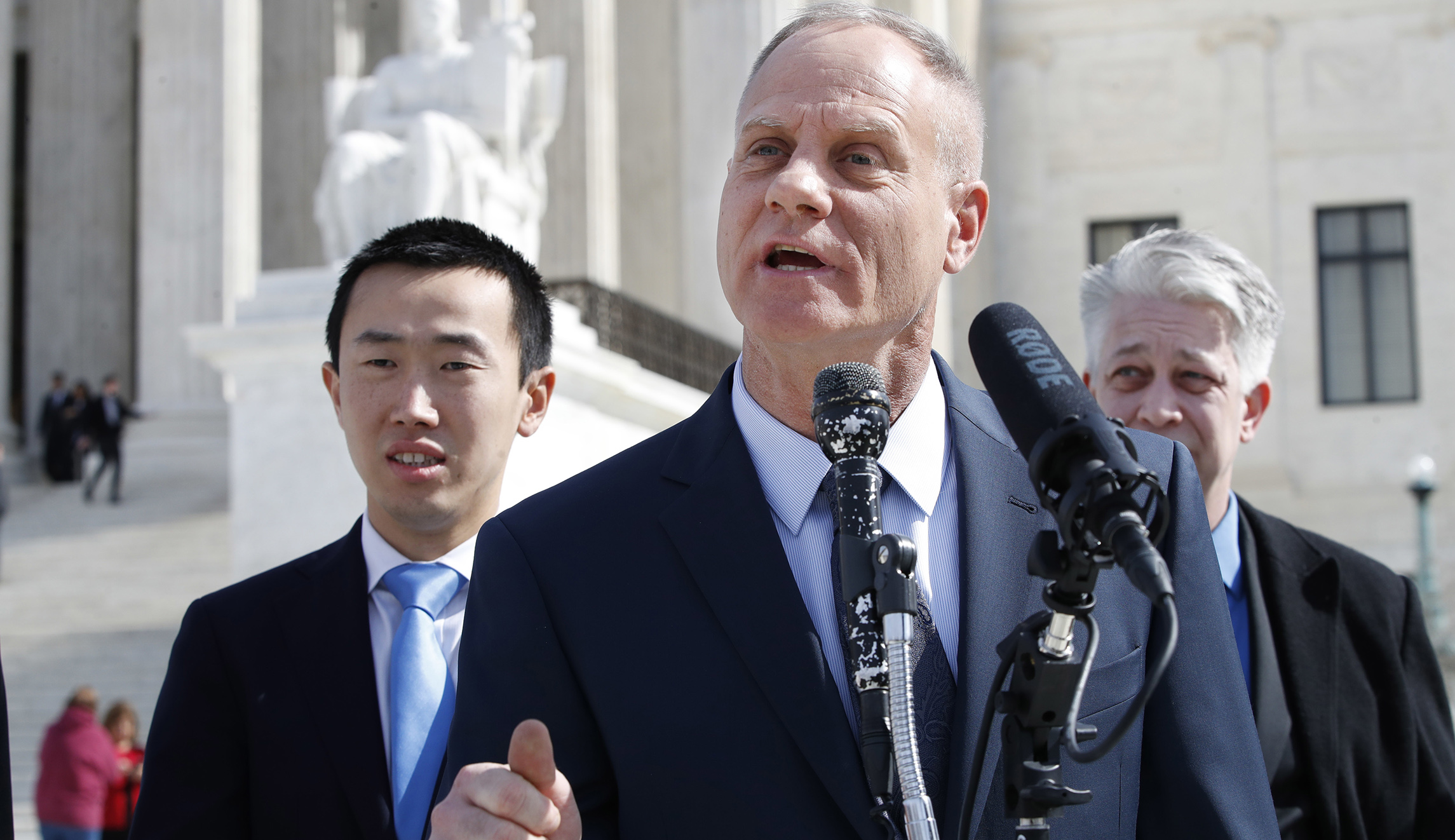 Supreme Court strikes down Minnesota law restricting political apparel at polls