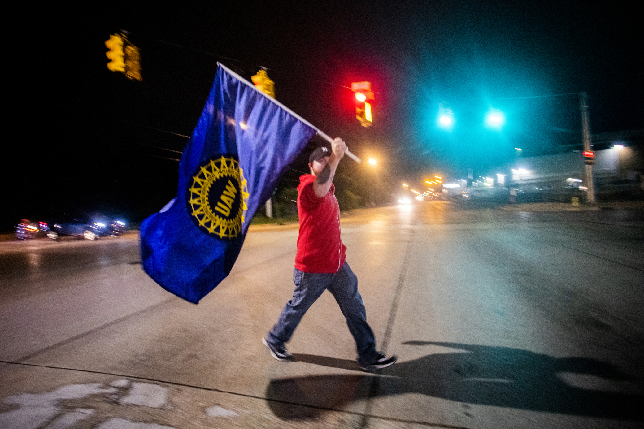 GM autoworkers go on nationwide strike