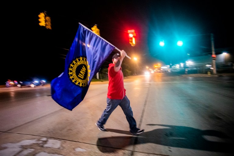 GM autoworkers go on nationwide strike