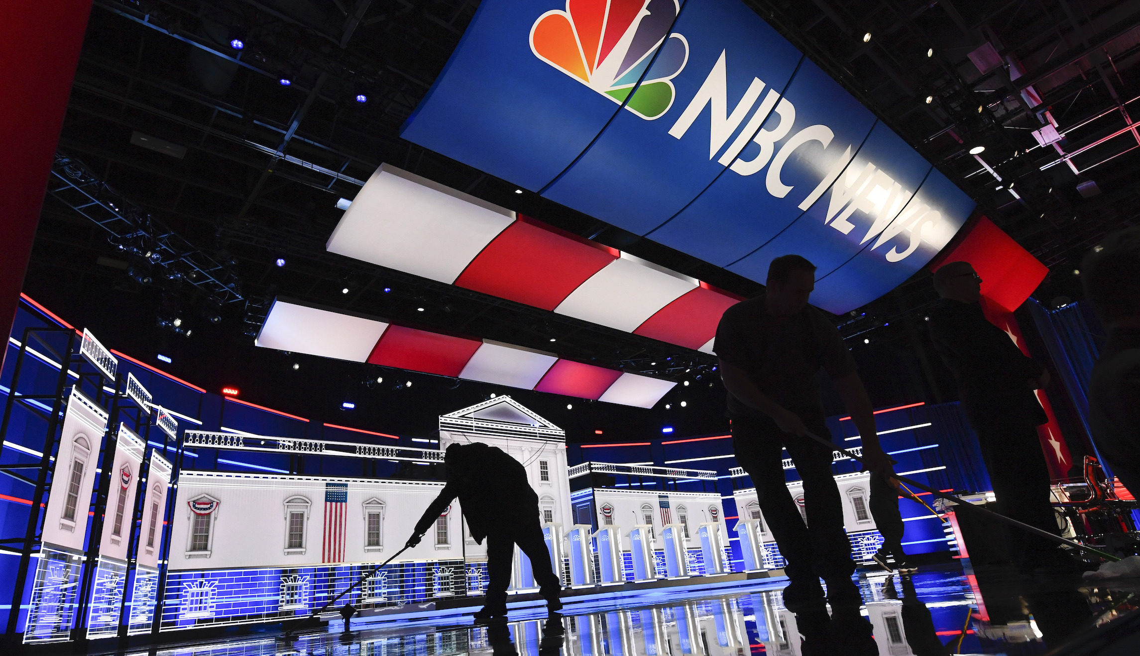 Elizabeth Warren bombs Democratic debate's first question