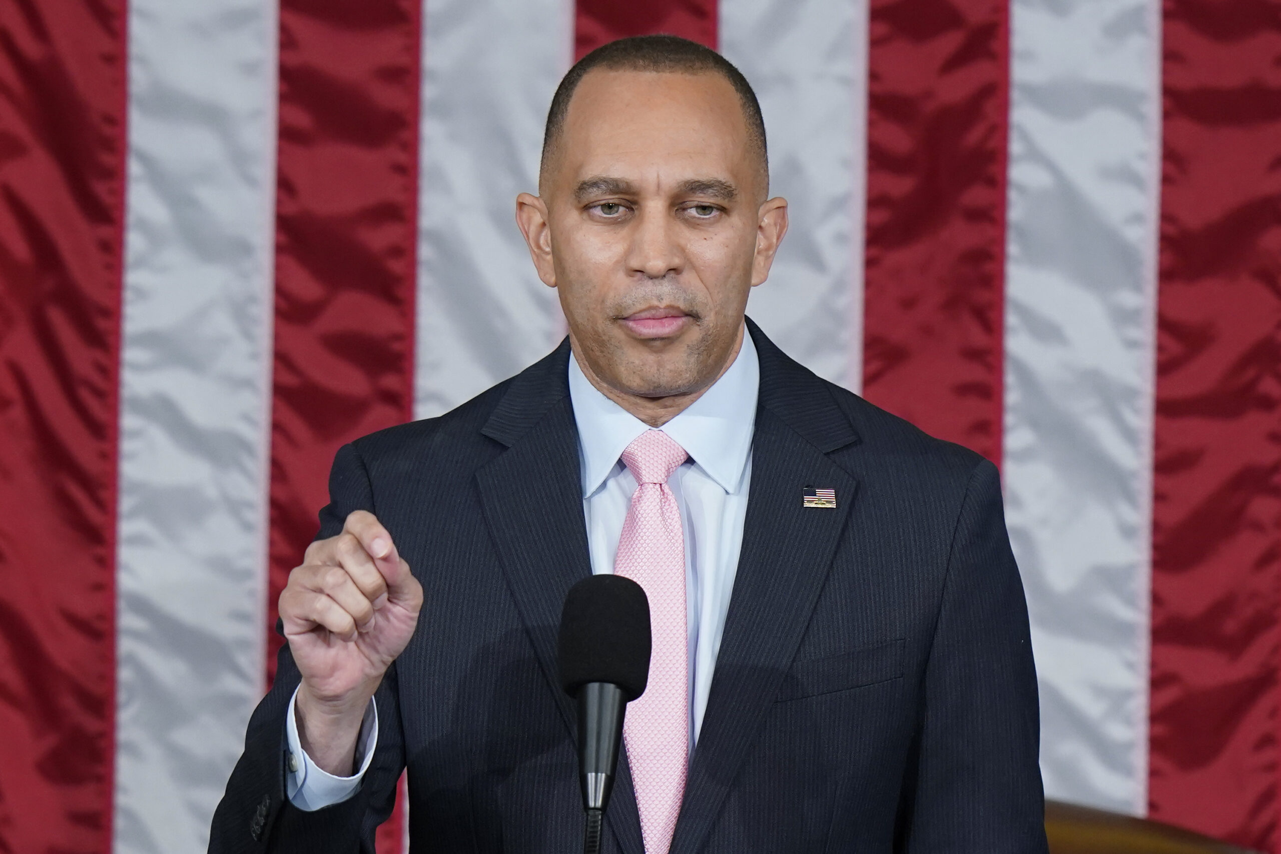 Hakeem Jeffries announces death of father at 85