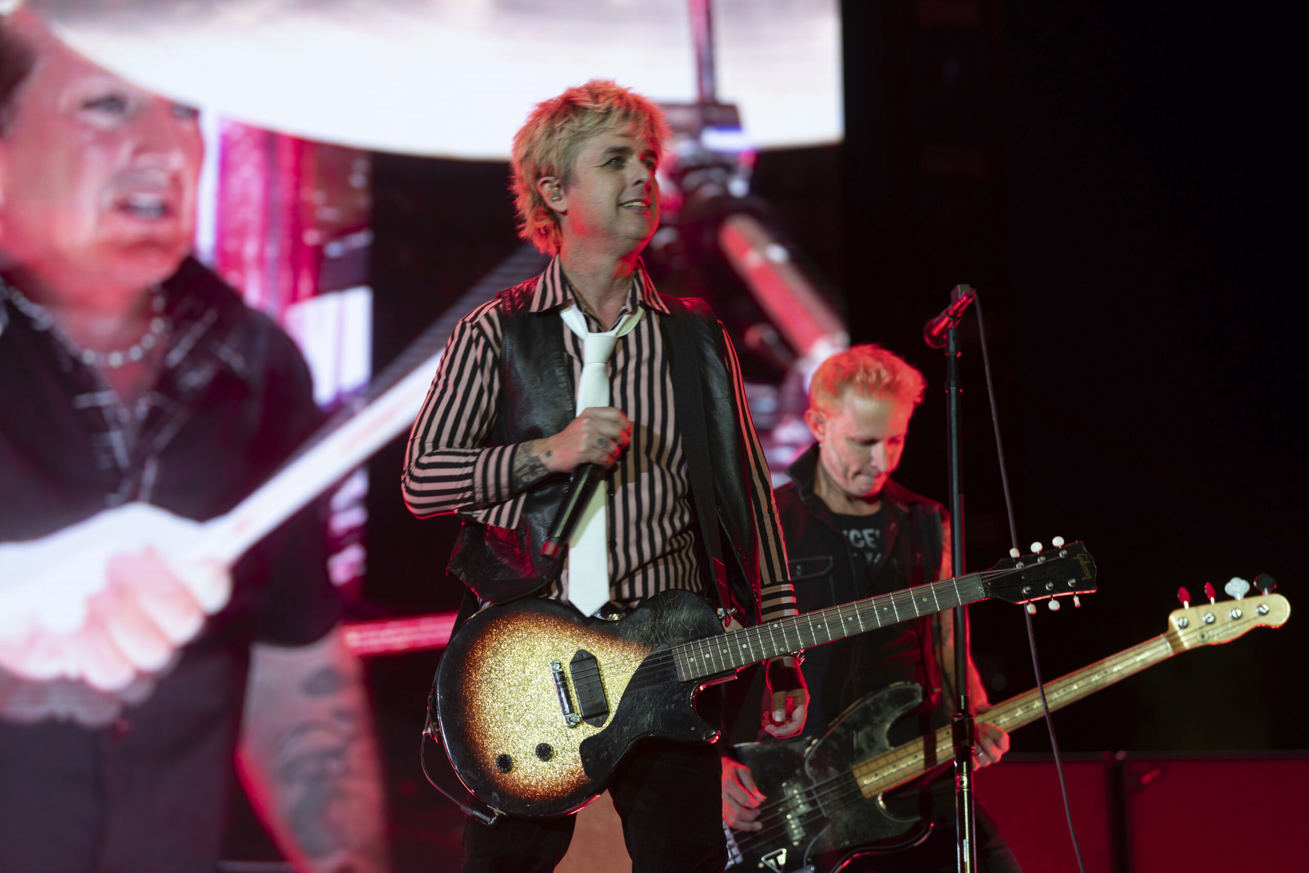 Green Day performs ‘American Idiot’ in NYC subway with anti-Trump lyrics