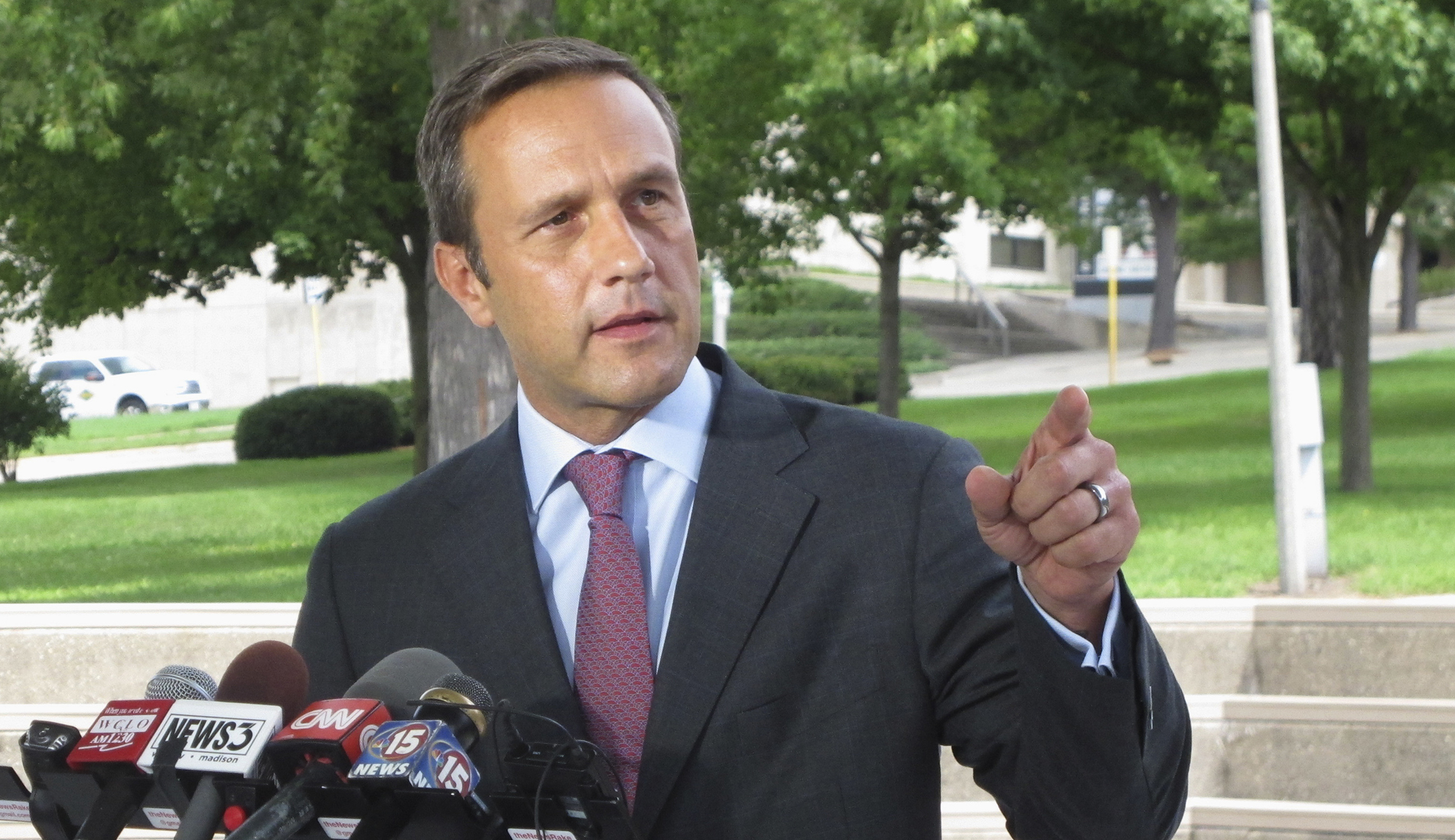 Adviser says Steve Bannon cut ties with Paul Nehlen, far-right challenger to Paul Ryan