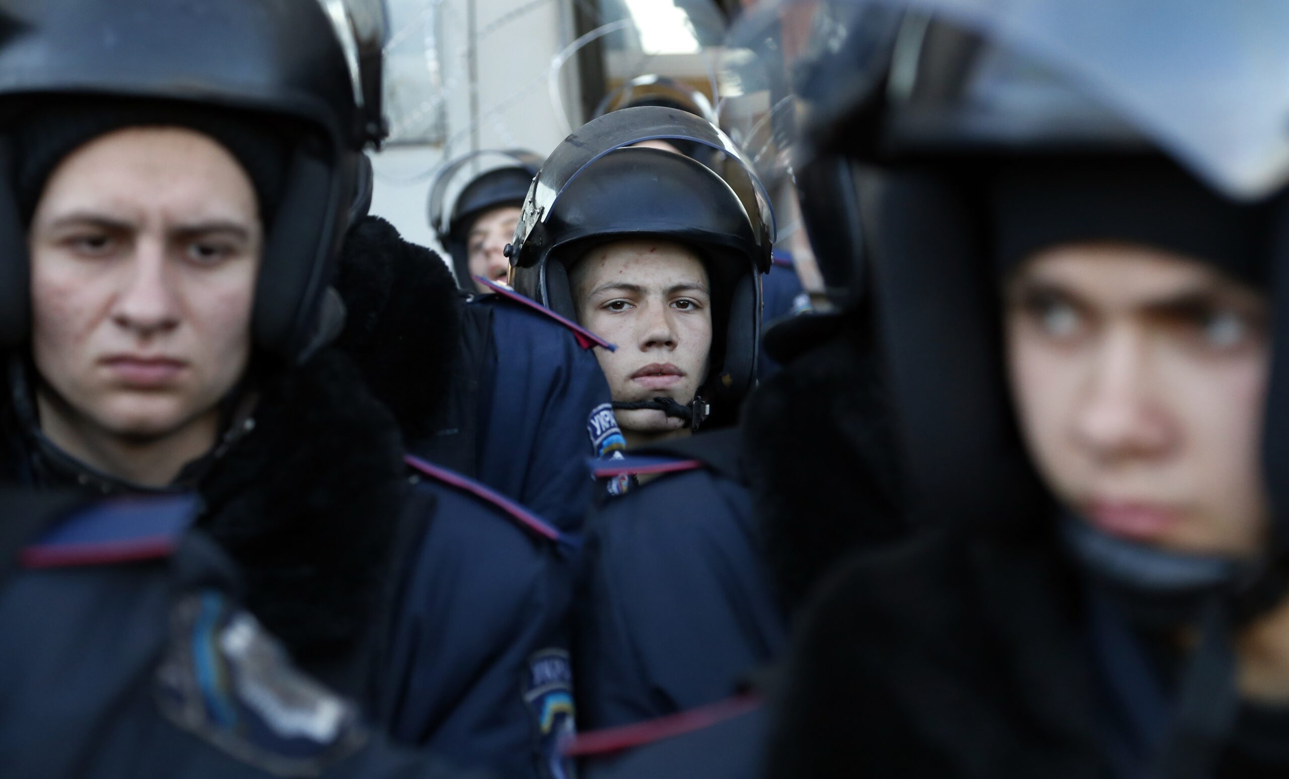 Ukraine says top commander held after base stormed