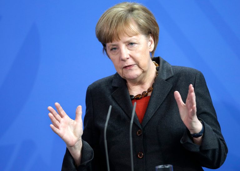 Obama speaks to Angela Merkel about Crimean crisis