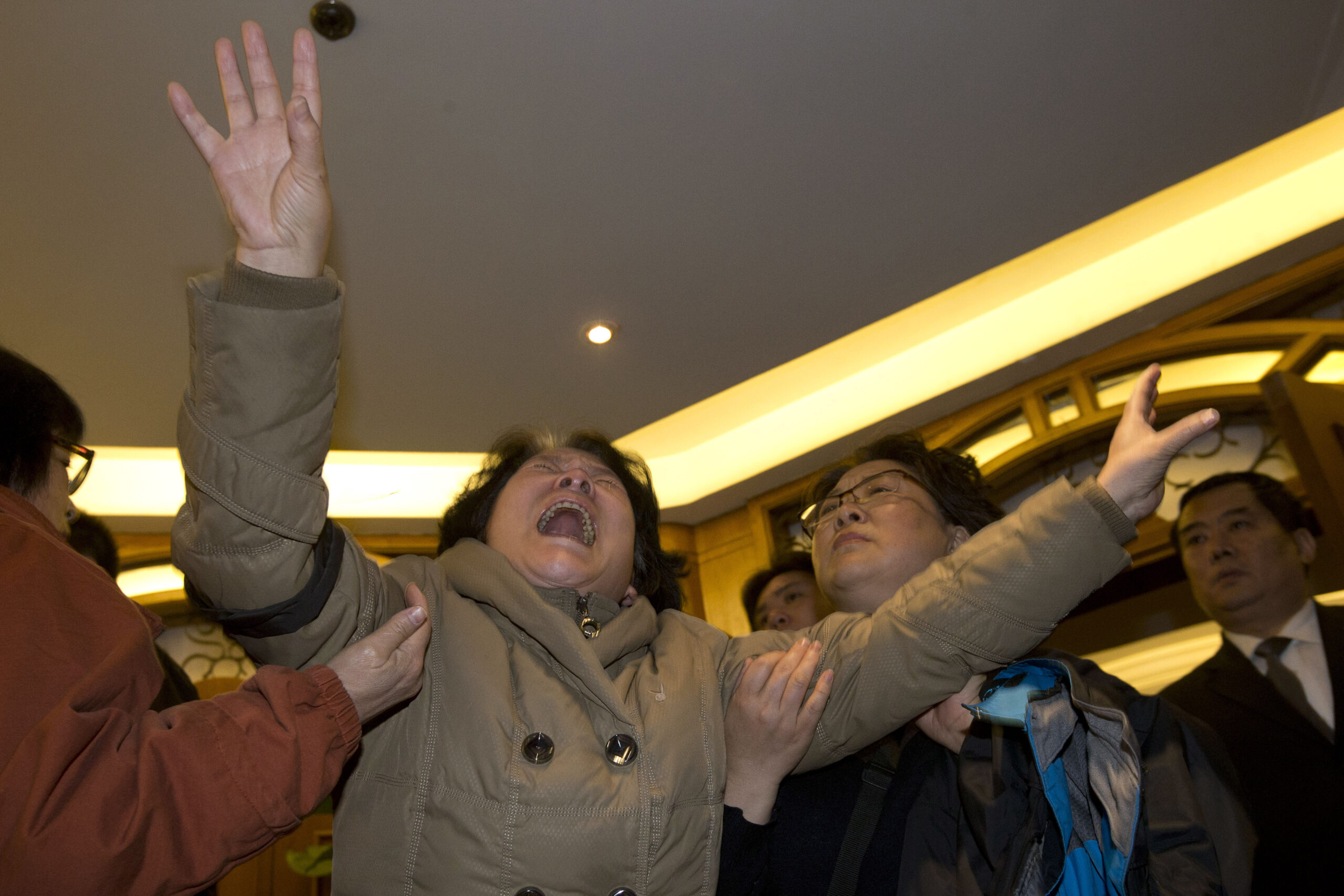 Weather stops plane hunt as China demands data