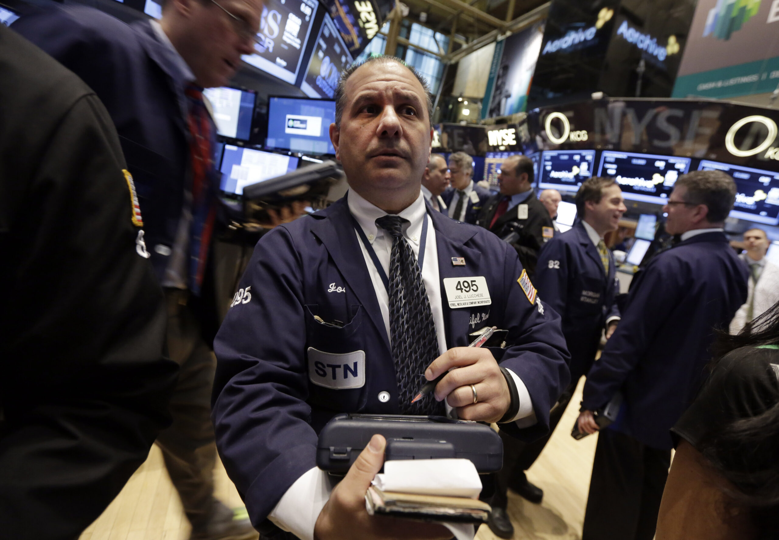 US stocks rise, post meager gain for 1st quarter