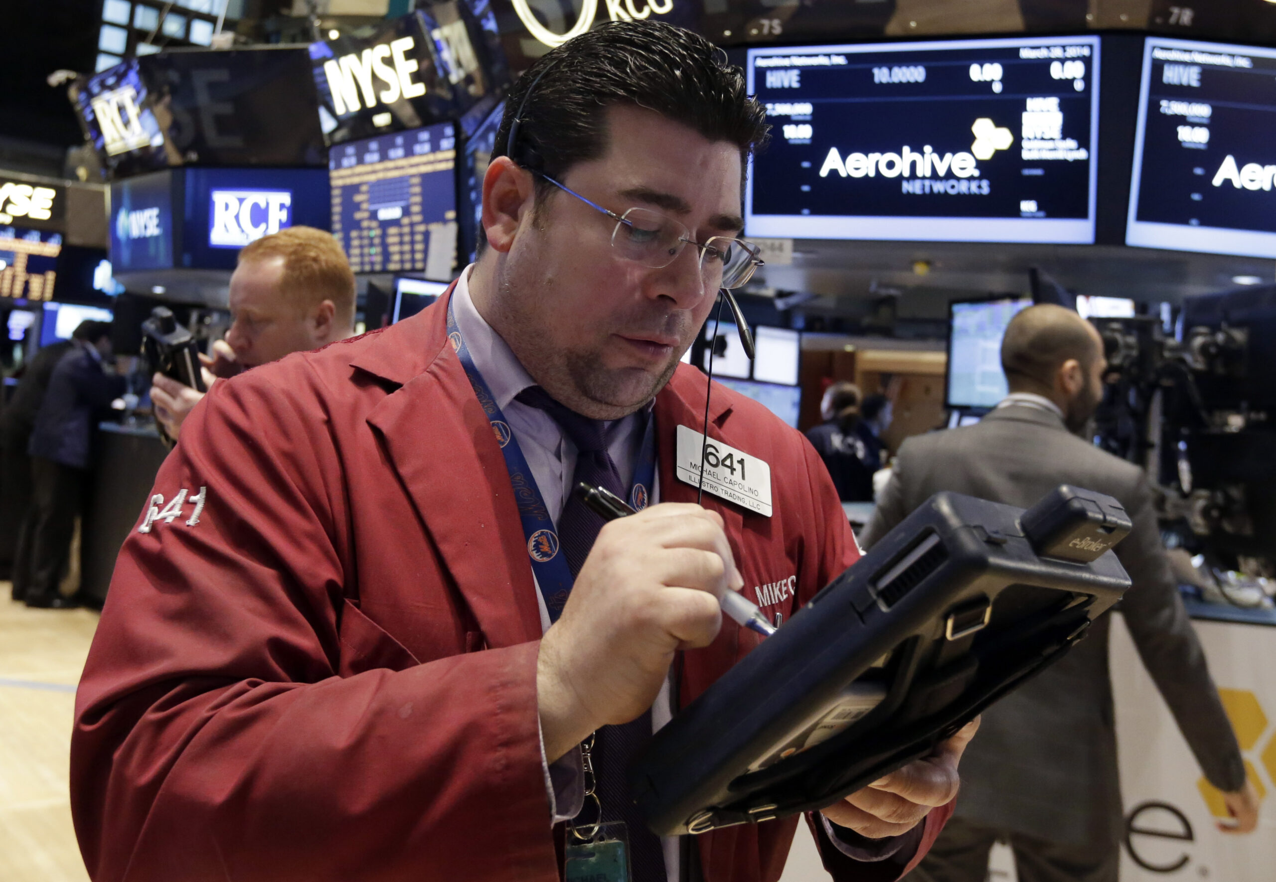 Stocks edge higher on consumer spending data