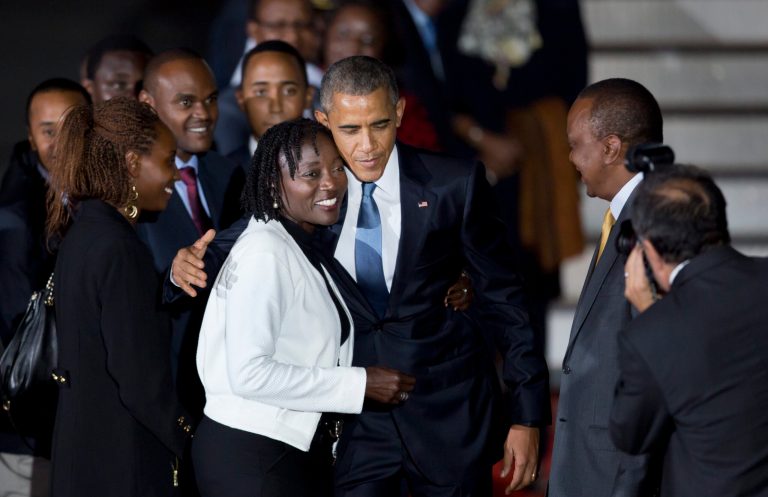Obama dines with Kenyan relatives on Africa trip