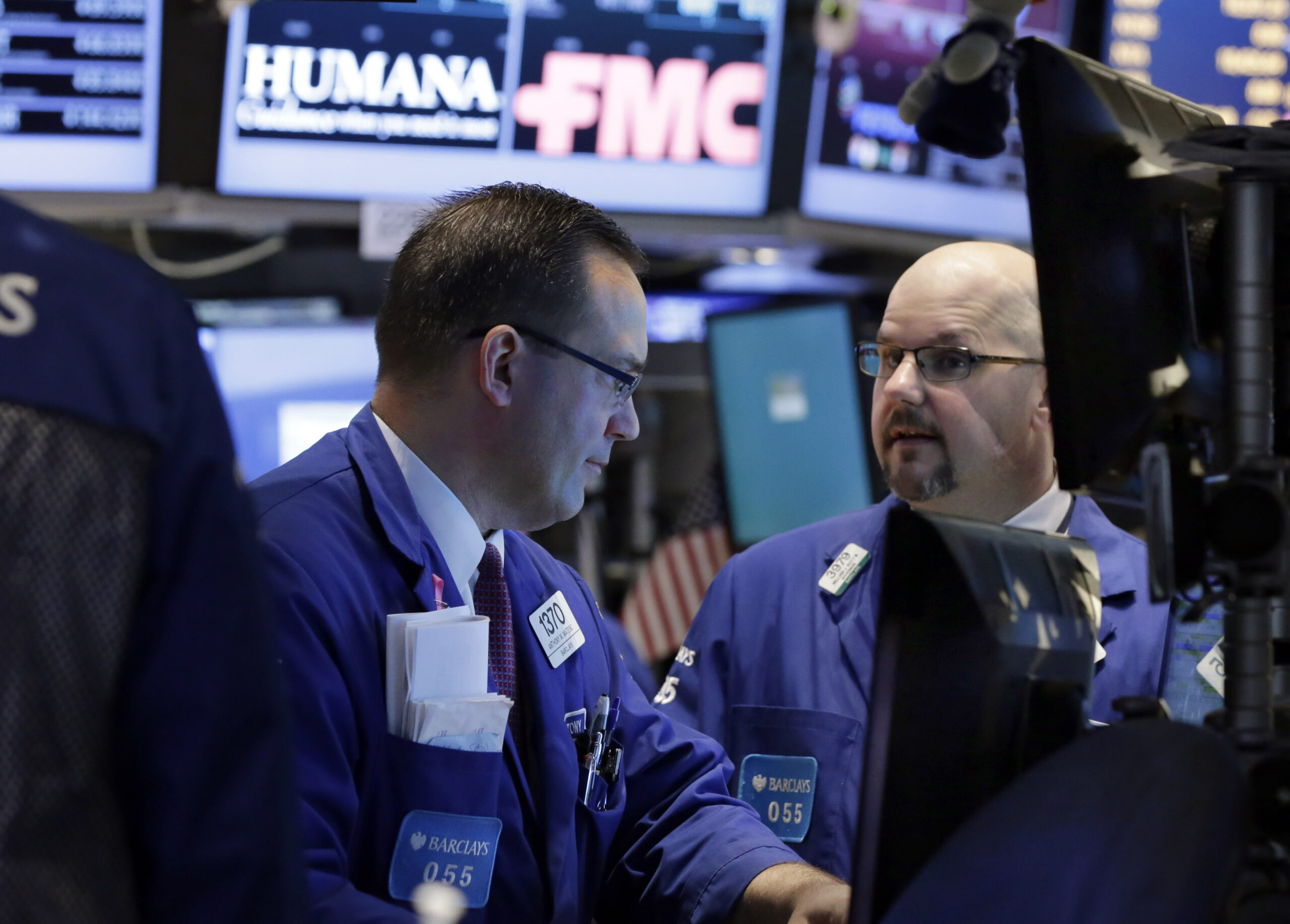 US stocks move higher; Home builders gain