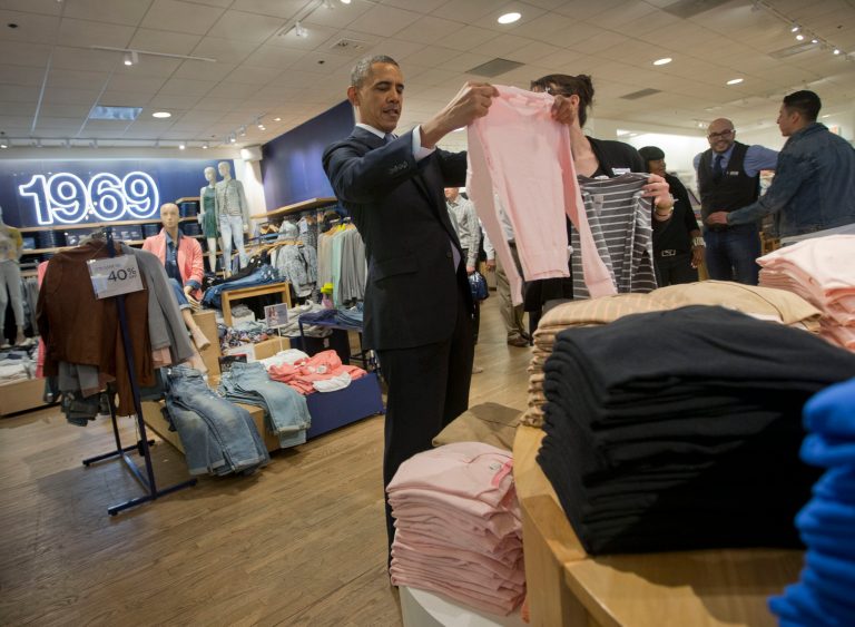 Obama takes shopping detour on fundraising trip