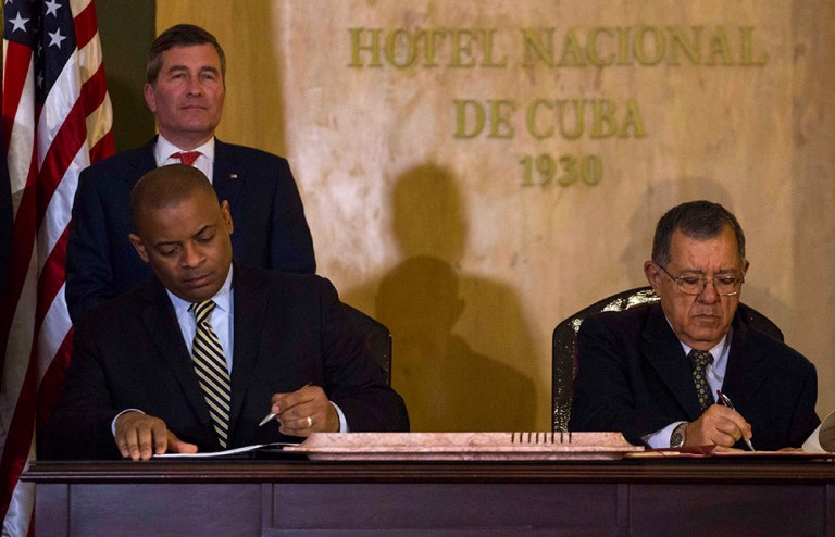 U.S., Cuba sign deal to allow commercial flights