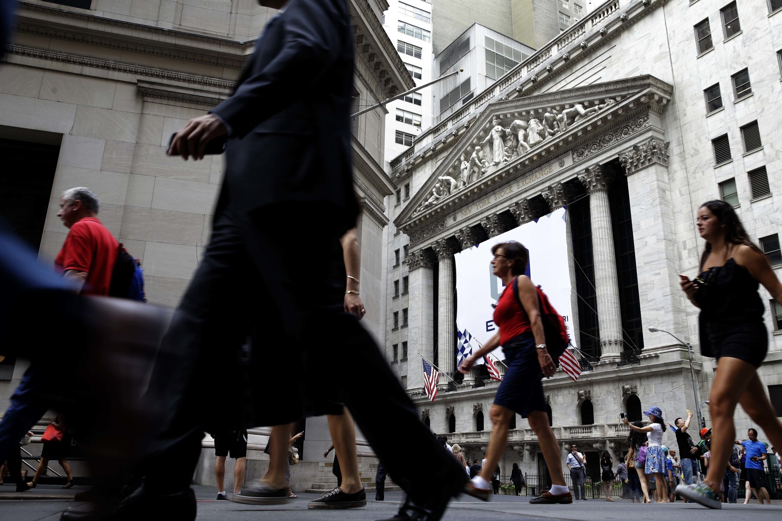 White House issues Trump veto threat over 401(k) cuts