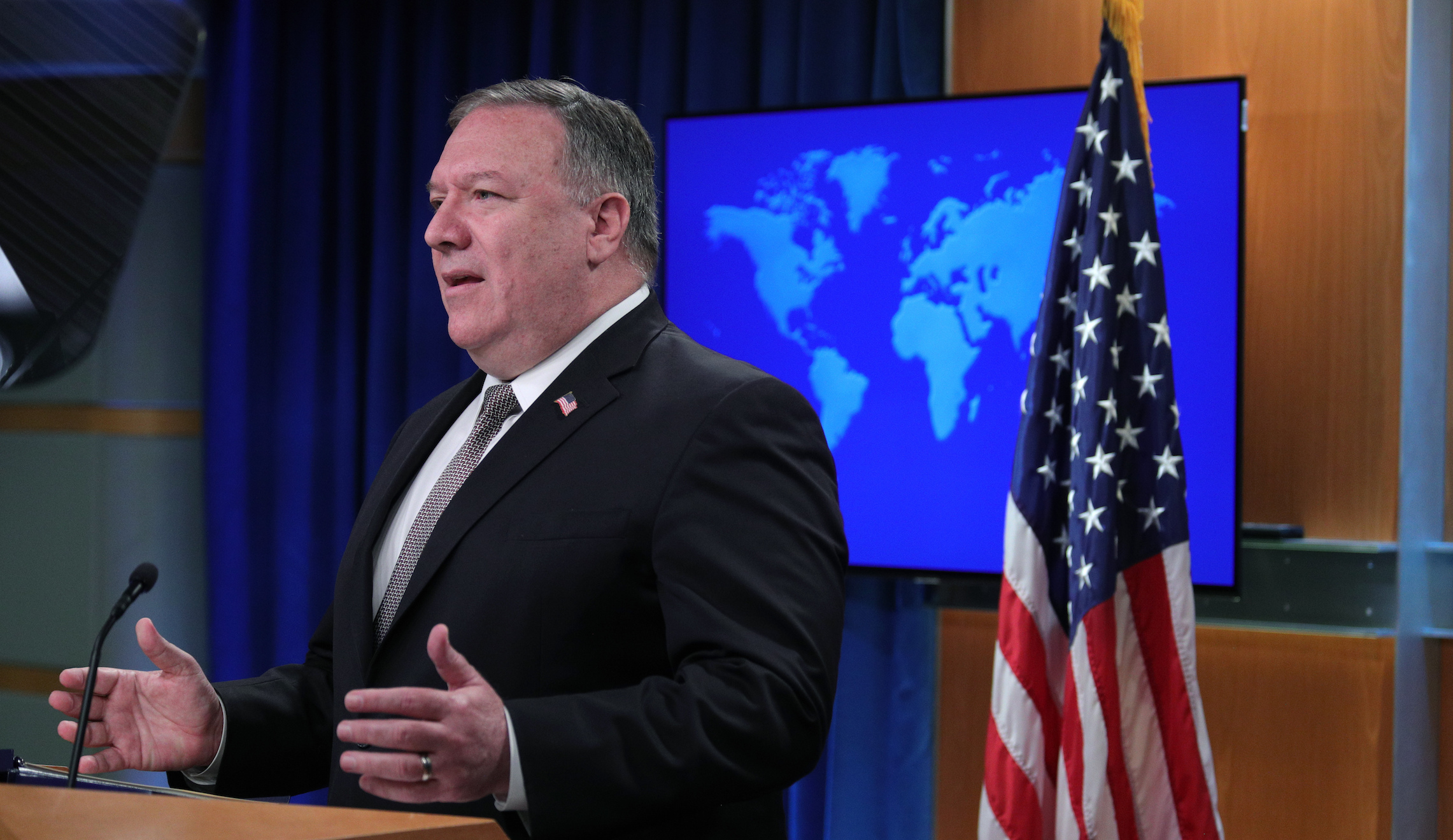 Pompeo mulls mass ban of Chinese tech companies that can steal data