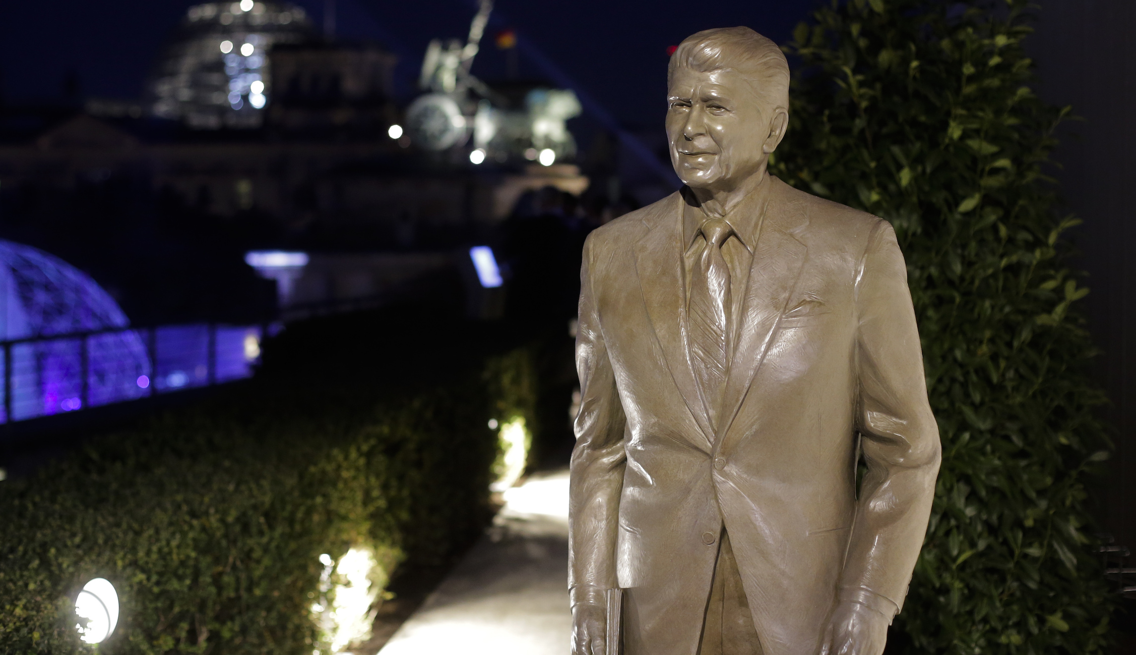 Reagan statue dedicated at US Embassy in Berlin