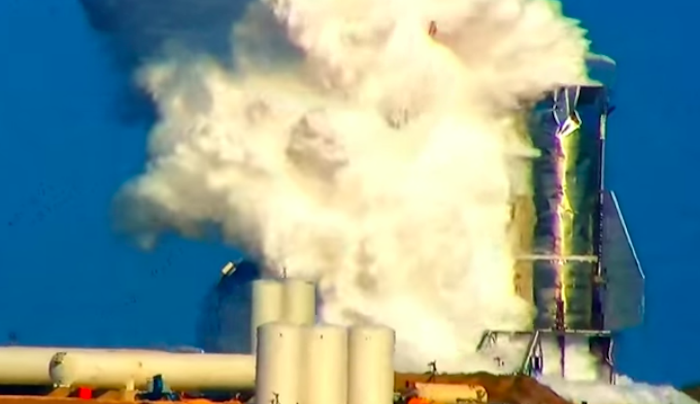 Steam pours from SpaceX Starship after model explodes during pressure testing