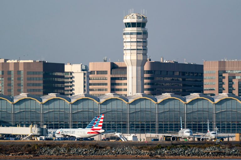 Senate commerce committee moves to add more slots at DCA despite pushback